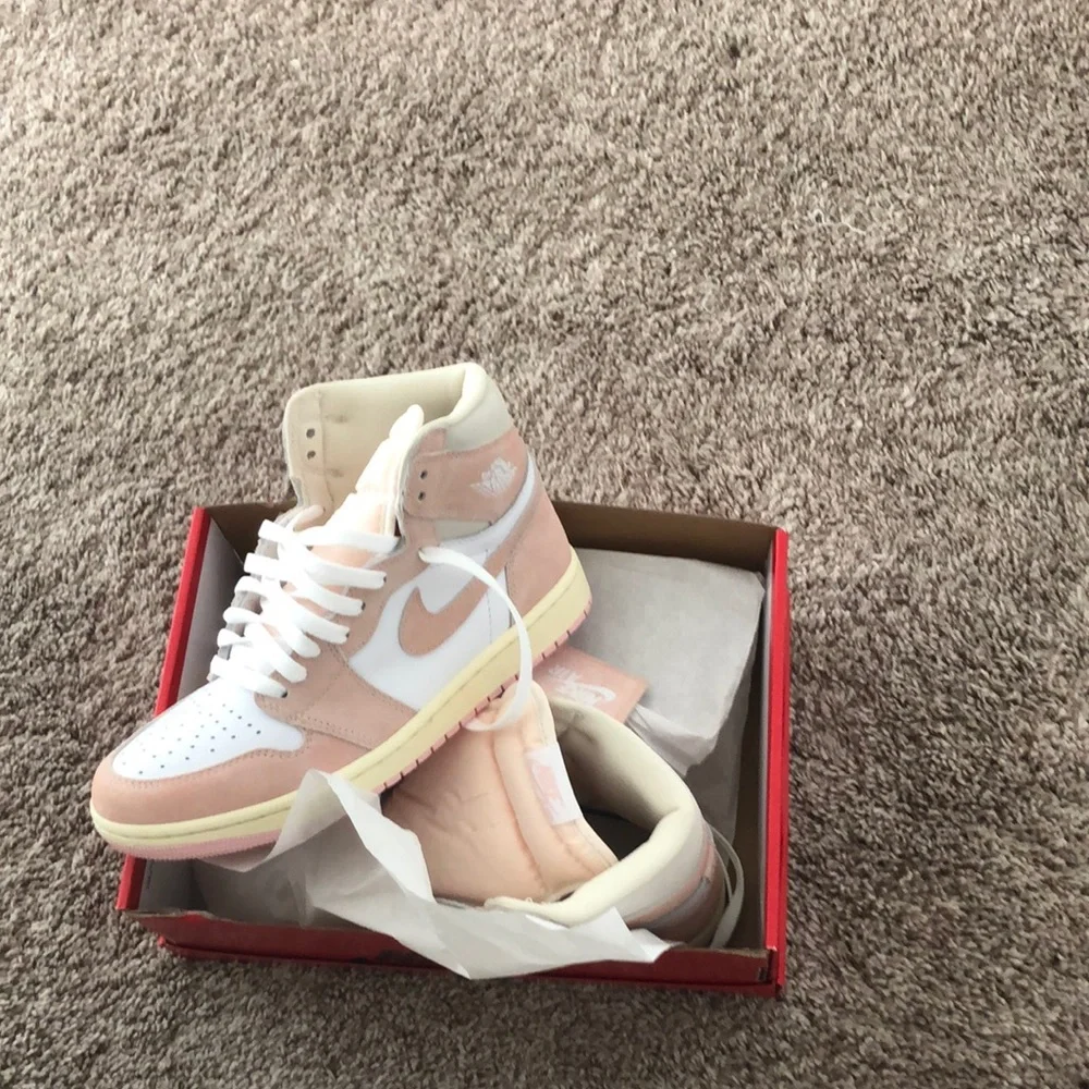 Air Jordans Unisex Sneakers - Picture 3 of 8